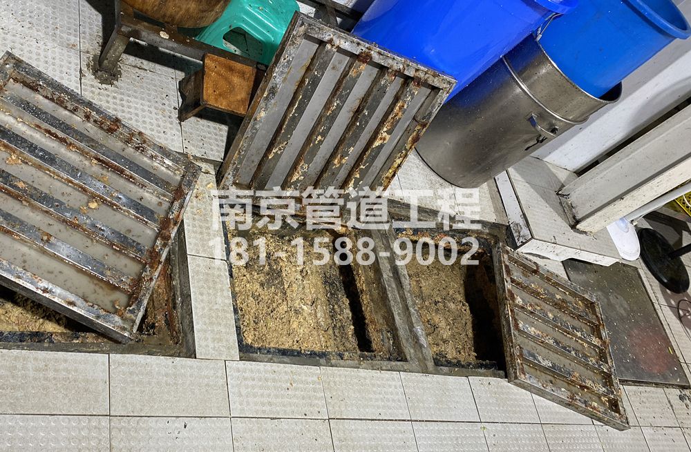 278长虹路城管中队食堂隔油池清理
